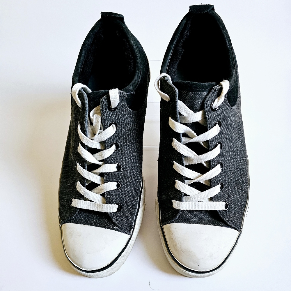 UGG Australia Evera Lace Up Low Top Sneakers Size 7.5 - Picture 2 of 9